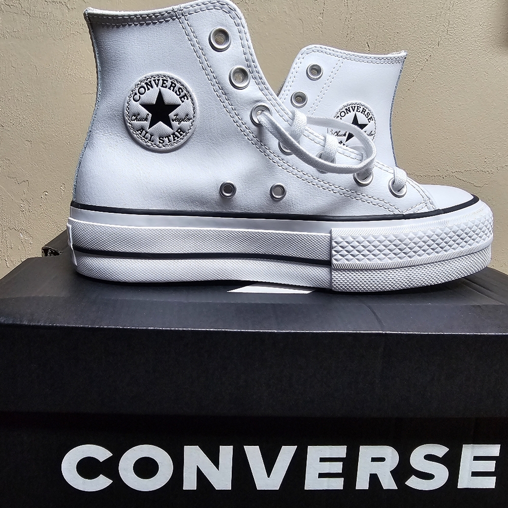 Women's/ Young Girls **Brand New Chuck Taylor Platform Converse High Tops size 5
